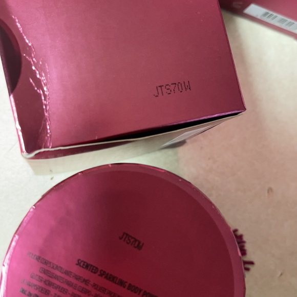 💥XTREME BLOWOUT PRICE FIRM💥 🆕🍒 Cherry Scented Sparkling Body Powder - Picture 3 of 3